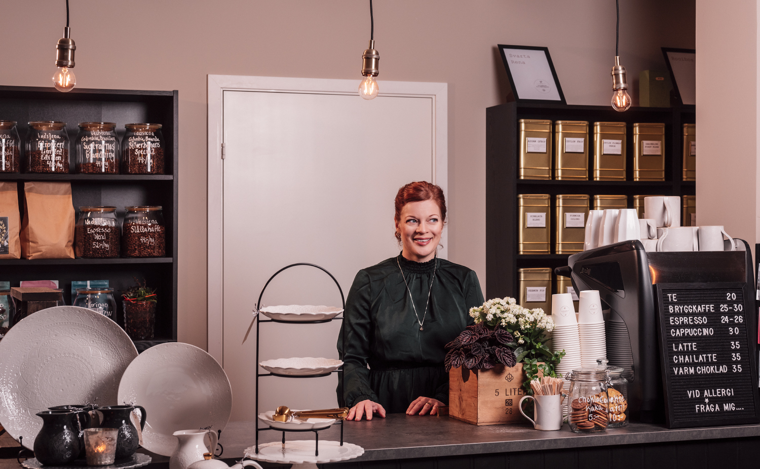 Maria på Liljeåkers te & kaffehandel i Linköping fotograferat av Satu Knape Fotograf i Linköping