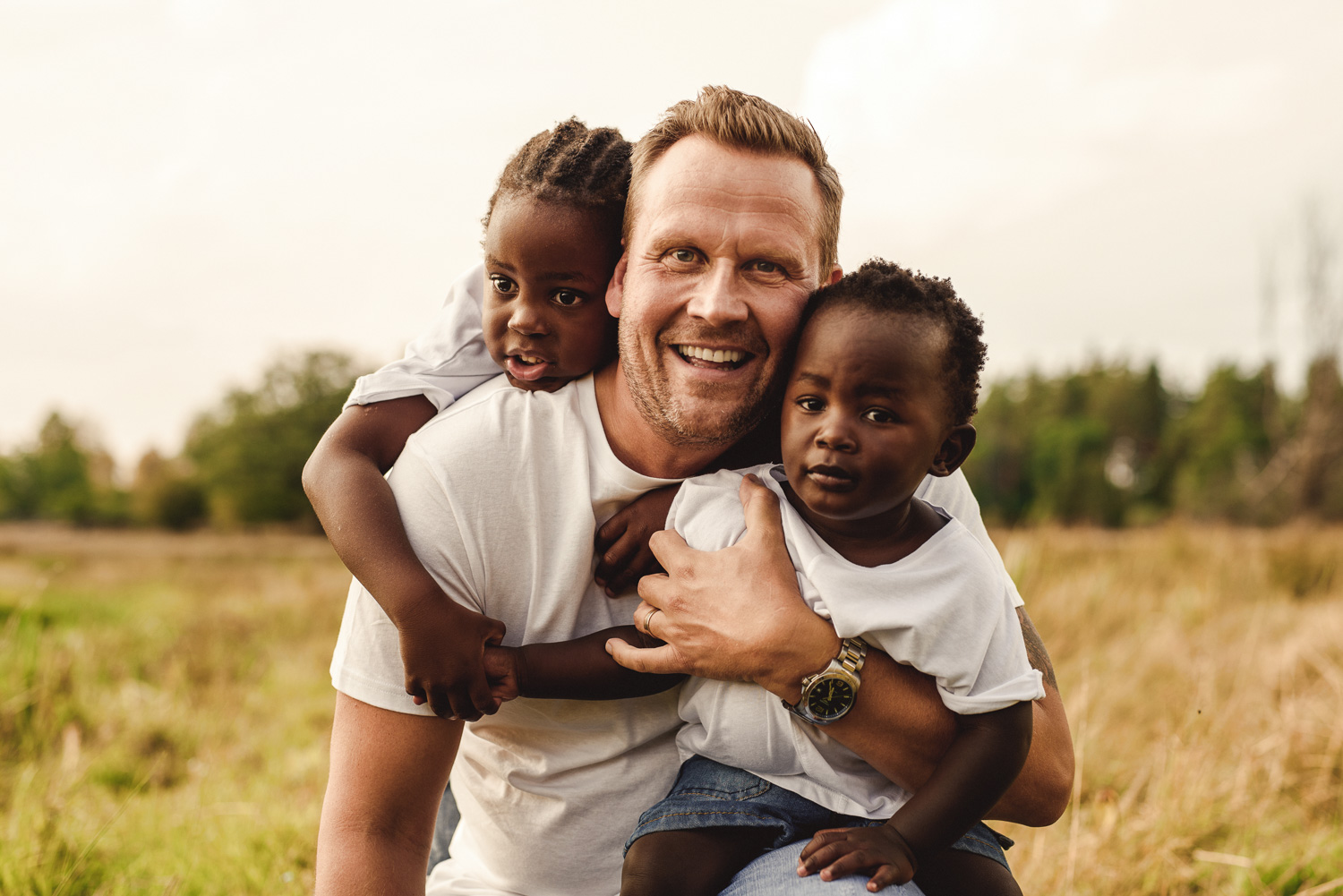 Familjefotografering med pappa och två barn utomhus i norrköping